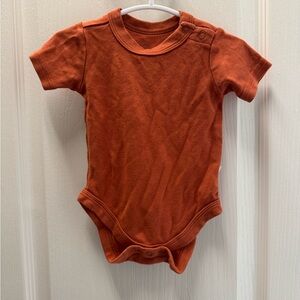 Guomi x babylist orange short sleeve bodysuit
